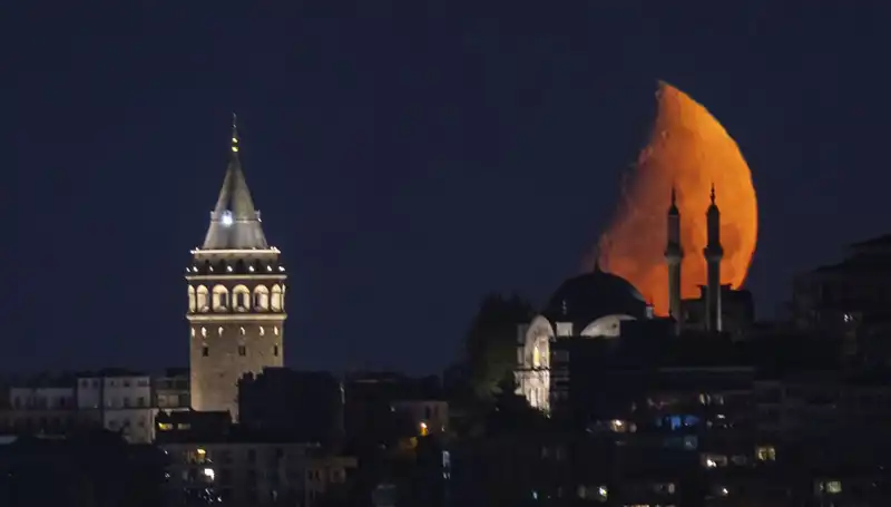 İstanbul'un Gökyüzünde Yarım Ay Büyüleyecek: Romantik Bir Geceye Hazır Mı?