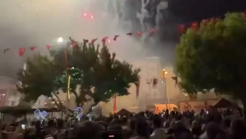 Havai Fişek Gösterisi: Eğlence Yerine Hastane Ziyareti!