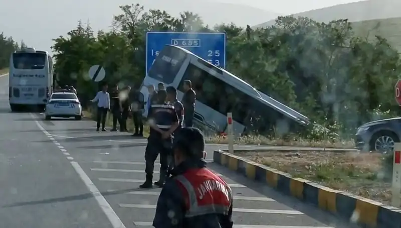 Isparta'da Korkutan Kaza: Tur Otobüsü ve Yolcu Otobüsü Çarpıştı