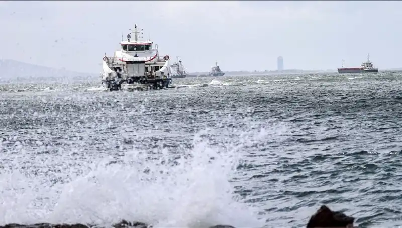 İzmir'de Vapur Seferleri Fırtınadan Dolayı İptal Edildi