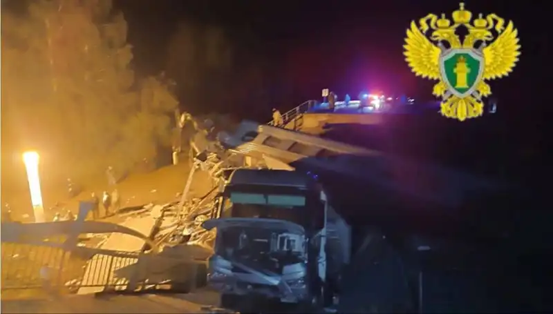 Rusya'da Köprünün Üzerine Düştüğü Tren Faciası: Kurban Sayısı Artıyor