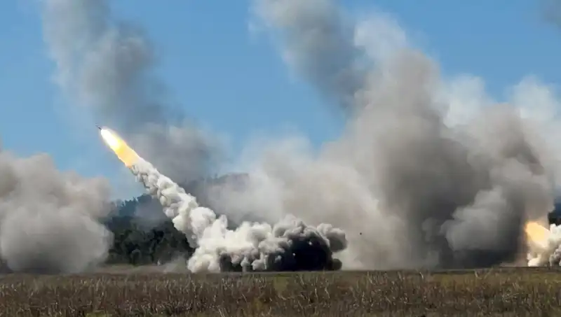 Avustralya'nın Askeri Gücünü Gözler Önüne Seren İlk HIMARS Atışı