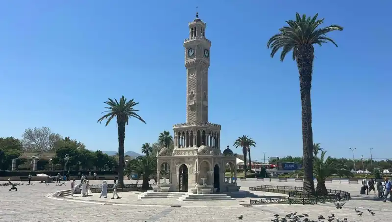 İzmir Sıcaklarıyla Savaşırken Meydanlar Boş Kaldı