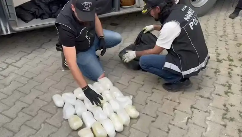 Yolcunun Valizinden 13 Kilo Metamfetamin Çıktı: Ülkede Şok Etkisi Yarattı