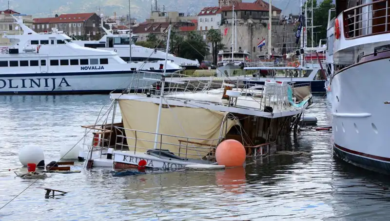 Hırvatistan'da Şiddetli Yağış ve Fırtına: Feribot Gemiye Çarptı!