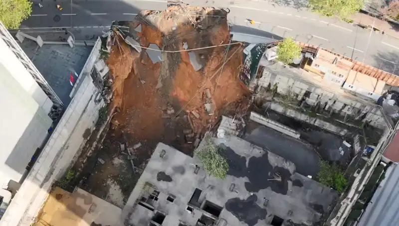 Sarıyer’de Aniden Yolda Çökme Olayı: Cadde Trafiğe Kapandı!