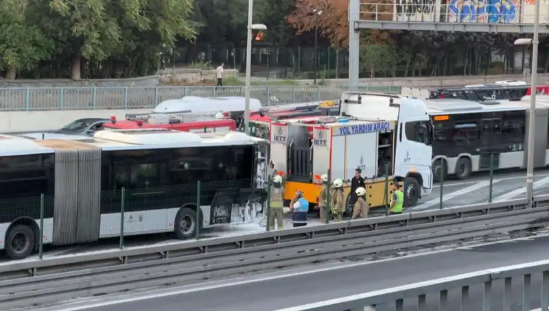 İstanbul'da Metrobüs Yangını: Trafiği Felç Eden Olay Detayları