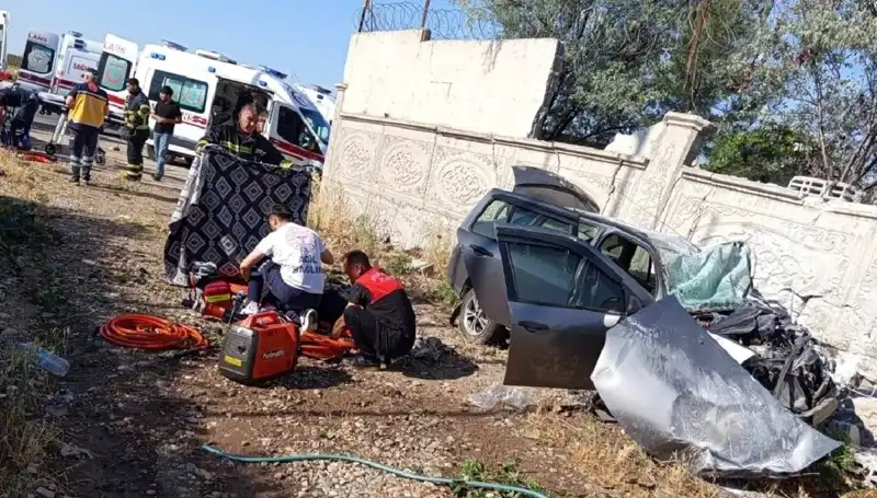Lastiği Patlayan Araç İstinat Duvarına Çarptı: Korkunç Kaza 1 Hayat Aldı