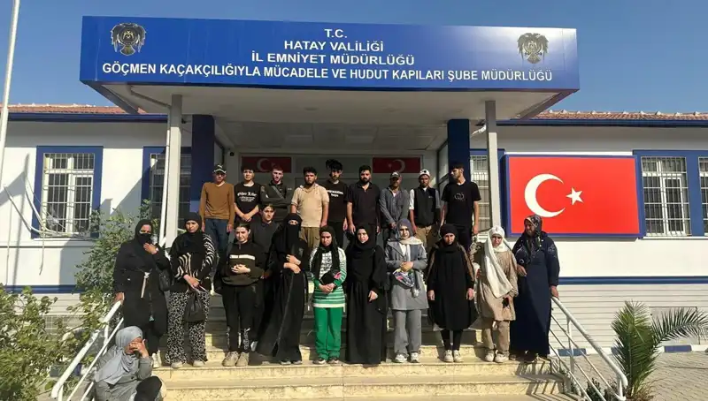 Türkiye'de Minibüste Dev Göçmen Operasyonu: 24 Kişi Yakalandı!
