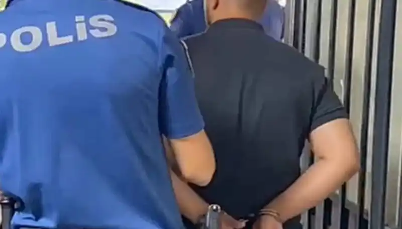 İzmir’de Polise Saldıran Şahıs Yakalandı: Olayın Ayrıntıları ve Gelişmeler