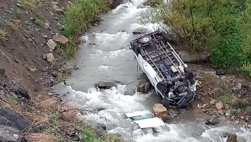 Hakkari'de Minibüs Devrildi: Derede Sıkan Can Pazarı Ortaya Çıktı!