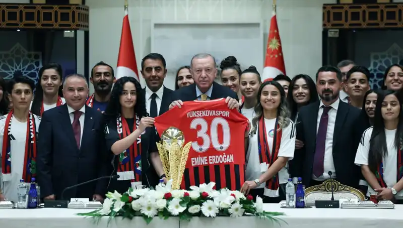Cumhurbaşkanı Erdoğan Yüksekovaspor Kadın Futbol Takımı'nı Kabul Etti