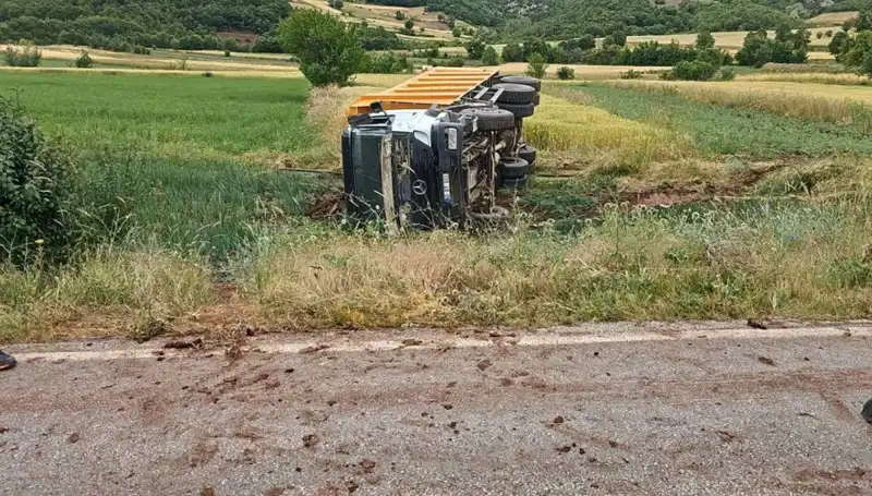 Tokat’ta Dehşet Veren Kaza: Devrilen Kamyonun Şoförü Hayatını Kaybetti