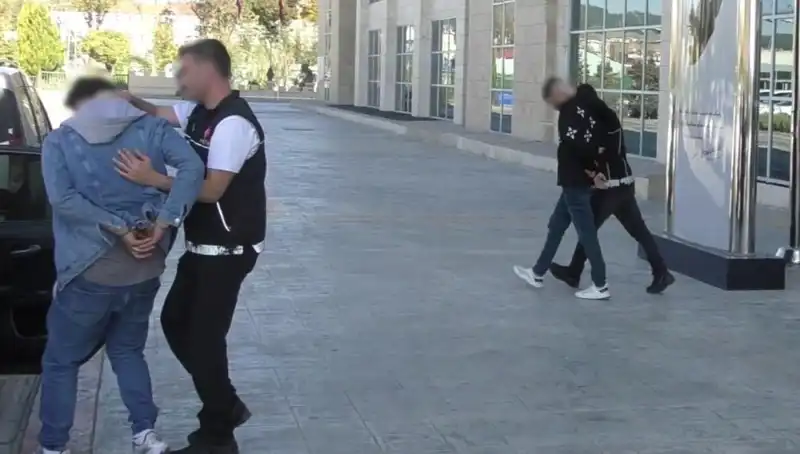 Uşak'ta Uyuşturucu Operasyonu: Dört Şahıs Tutuklandı, Sokaklar Rahatladı!