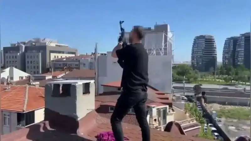 İstanbul'da Çatıya Kaçan Şüphelilerin Bacadan AK-47 Ele Geçirildi
