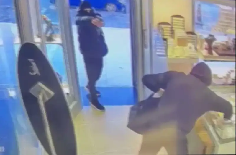 Ümraniye’de Maskeli Soyguncuların Korkunç Girişimi: Silahlı Çatışma!