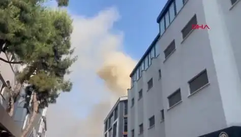 İstanbul'da 4 Katlı İş Merkezinde Yangın Çıktı: İtfaiye Müdahaleyi Sürdürüyor
