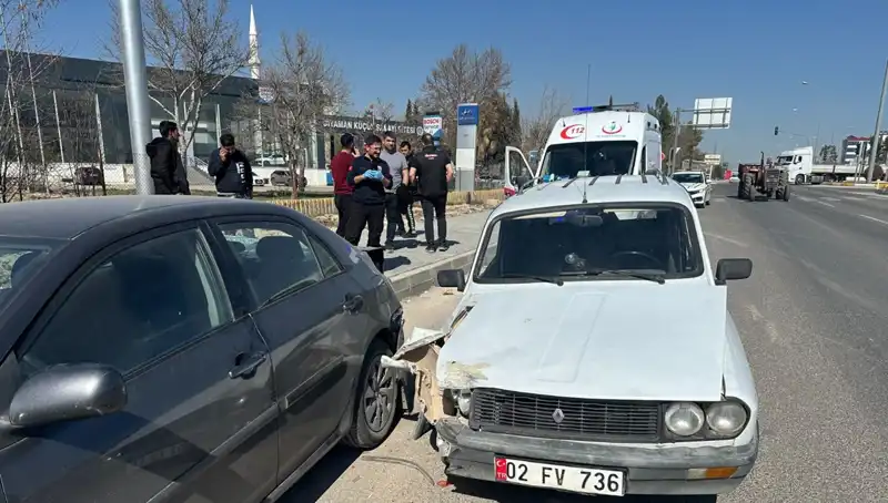 Park Halindeki Araca Çarpan Otomobil Kazası: 1 Kişi Yaralandı
