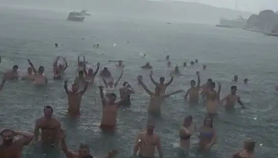 İstanbul Bebek'te Yağmura Rağmen Denize Girenler: Pazar Sürprizi