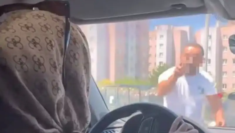 Trafikte Dehşet Anları: Araç Camını Yumruklayarak Korku Saçtı