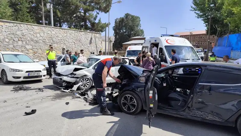 Bitlis’te Otomobillerin Çarpışması Sonucu 10 Yaralı: Kaza Anı ve Detaylar