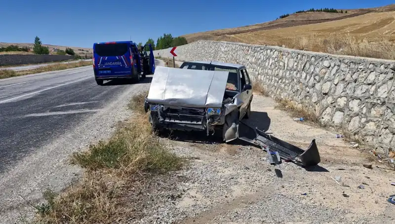 Kontrolden Çıkan Otomobil Duvara Çarpınca İki Kişi Yaralandı
