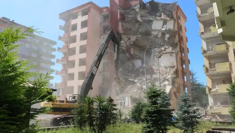 Dalgalar İstanbul'u Salladı: İki Bina Yıkım Sürecine Girdi!
