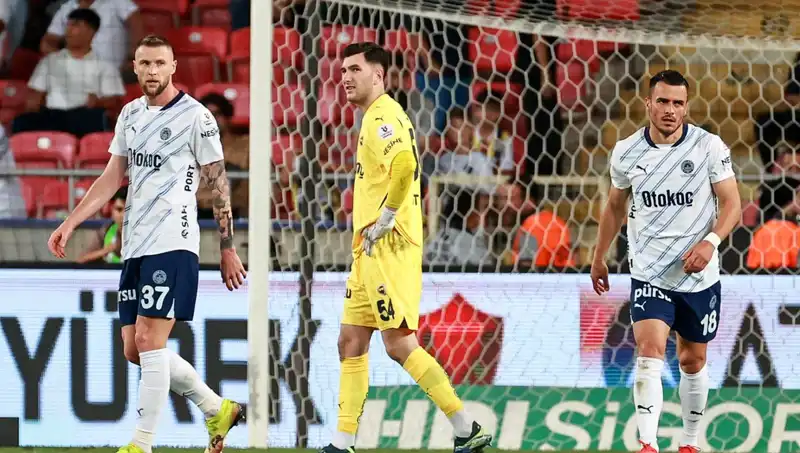Fenerbahçe'nin Kaosu: 2025'te Takım İçin Neler Oluyor?