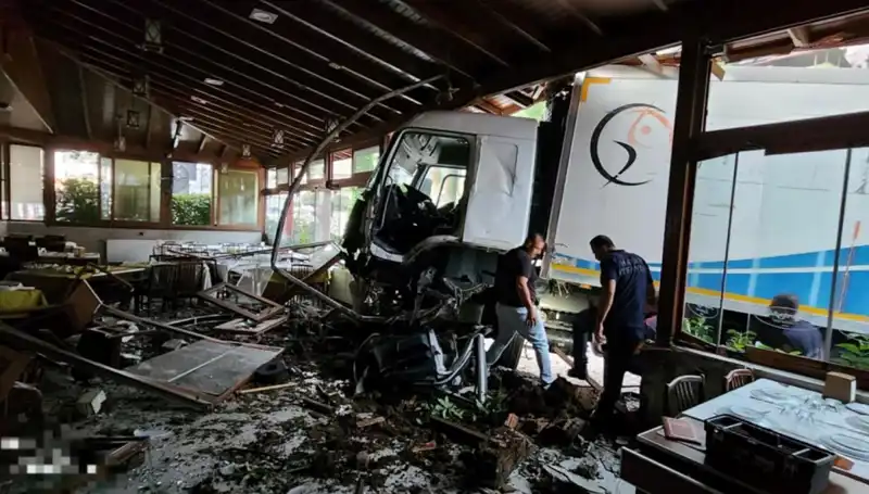 Freni Boşalan Kamyonun Restoran İşletmesine Girmesi Şok Yarattı