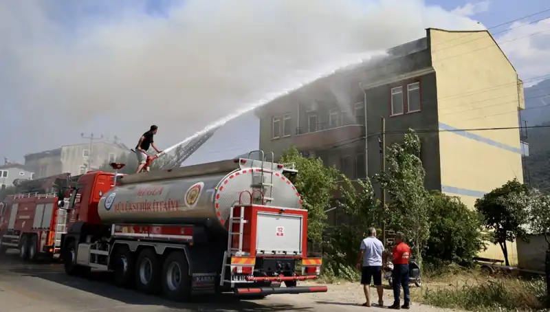 Çatı Katında Yangın: Korku Dolu Anlar ve Maddi Hasar