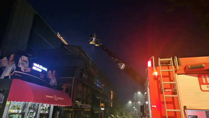 Beşiktaş'ta Yangın: 3 Katlı Restoran Alev Alev Yandı!