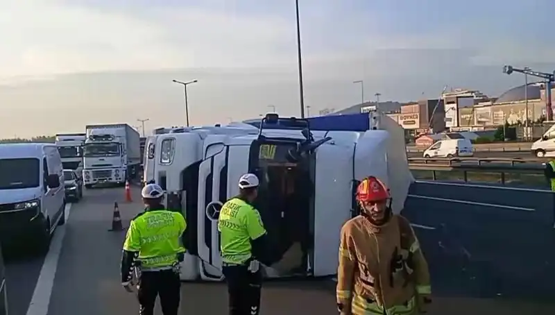 Pendik TEM Otoyolu'nda TIR Devrildi, İstanbul Yönünde Trafik Kilitlendi