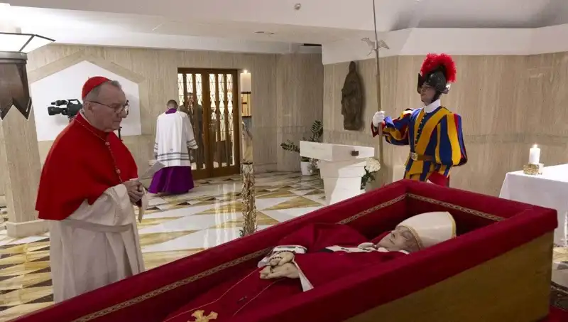 Papa'nın Tabuttaki Fotoğrafları: Duygusal Bir Veda Anı