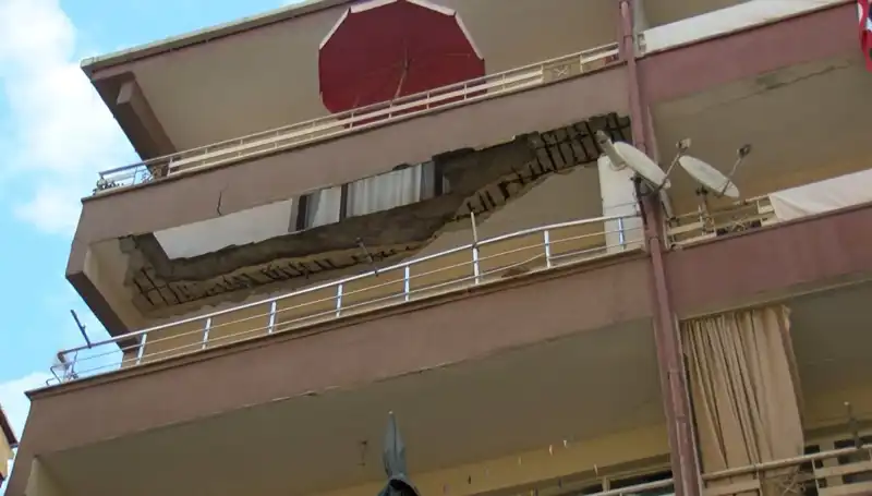 Güngören'de Beş Katlı Binanın Balkonu Çöktü: Korku Dolu Anlar!