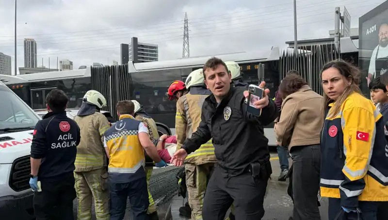 Metrobüste Feci Kaza: Seferler Durduruldu, Yaralılar ve Ölüler Var!