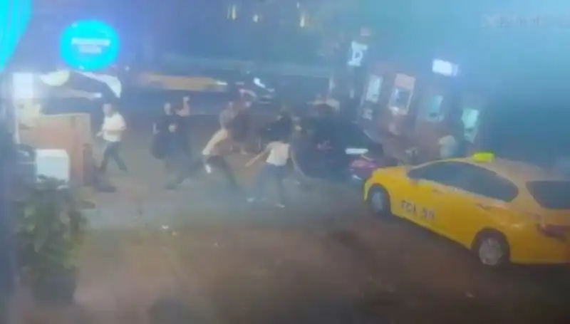Beyoğlu'nda Laf Atma Kavgasında Şok Eden Olay: Kan Aktı!