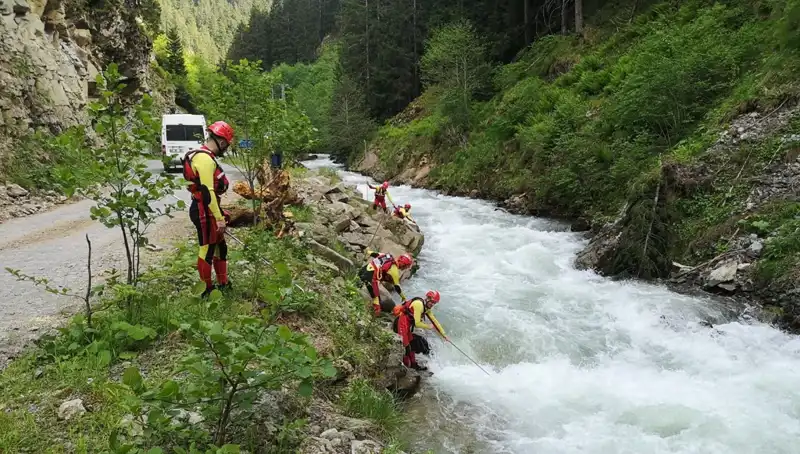 Trabzon'da Dereye Düşen Çocuğun Kayıp Peşinde: Babasına Adli Kontrol Kararı