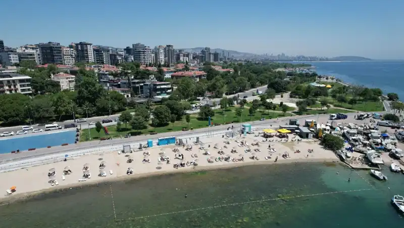 İstanbul'un Sıcak Havalara Teslim Olduğu Anlar: Caddebostan'da Kalabalık Sahil Manzaraları