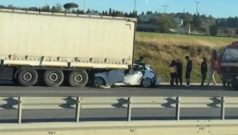 Kuzey Marmara Otoyolu'nda Feci Kaza: Otomobil TIR'ın Altında Kaldı, Bir Kişi Hayatını Kaybetti