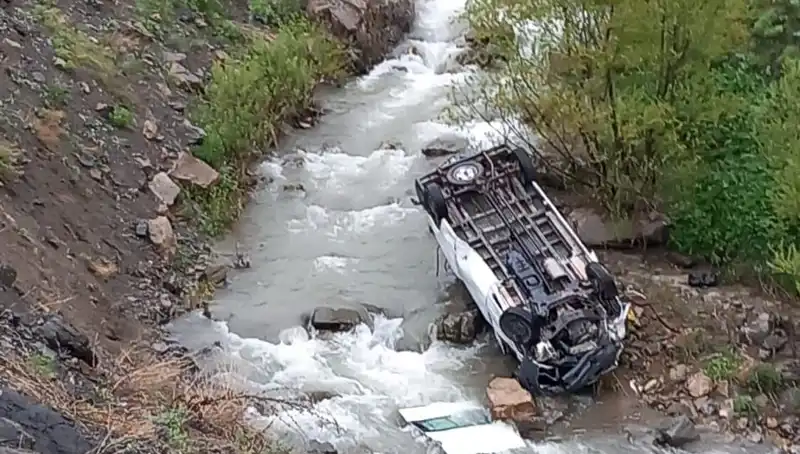 Hakkari'de Feci Kaza: İşçileri Taşıyan Minibüs Devrildi, Can Kaybı ve Yaralılar Var!