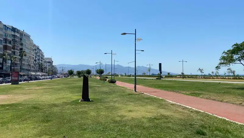 İzmir'de Sıcaklık Rekoru Kırıldı: Kordon Boş Kaldı, Neler Oluyor?