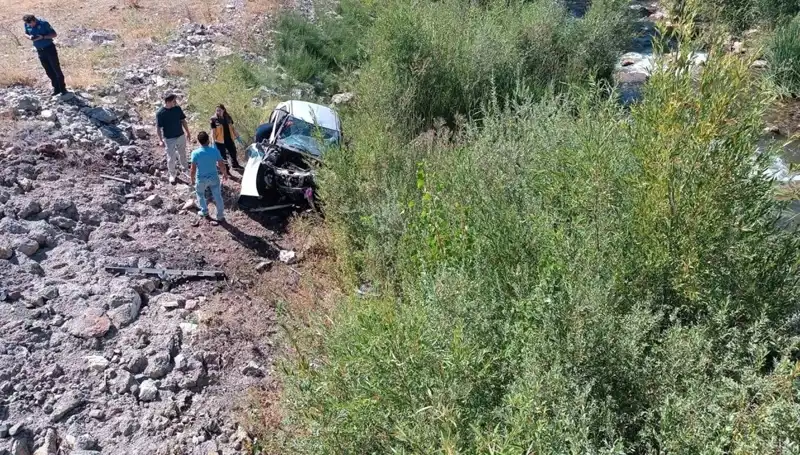 Sivas'ta Otomobil Dere Yatağına Uçtu: Acı, Üzücü Kaza İki Can Aldı