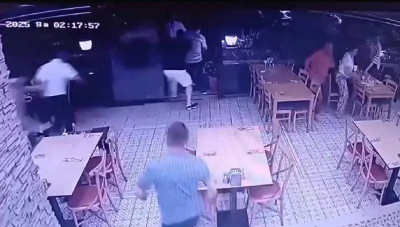 Deprem Anı Güvenlik Kamerasına Takıldı: Görüntüler Şok Edici