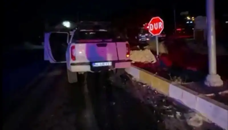 İzmir'de Kamyonet ile Ticari Araç Çarpıştı: 7 Kişi Yaralandı
