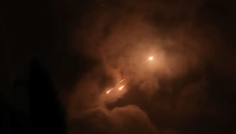 İran’ın Gece Saldırıları: Füzelerin Ateşlenme Saatleri Neden Önemli?