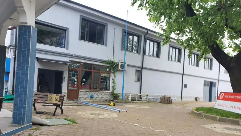Tabela Takma İşlemi Sırasında 3 Metre Yükseklikten Düşerek Hastanelik Oldu