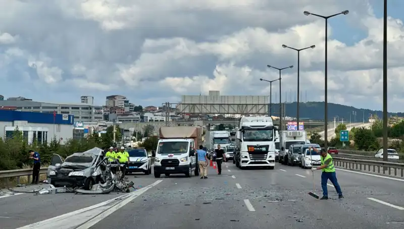 Otoyolda Çarpışma: Üç Kişi Araçta Sıkıştı, Trafik Kilitlendi!