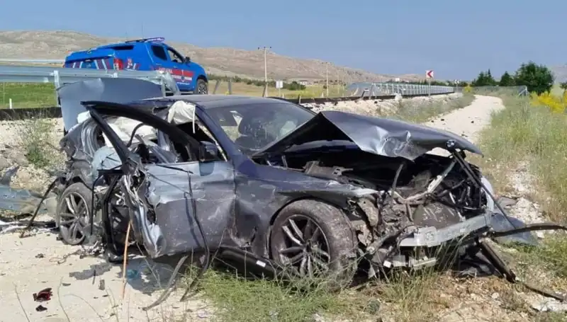 Sivas'ta Peş Peşe İki Trafik Kazası: 9 Kişi Yaralandı!