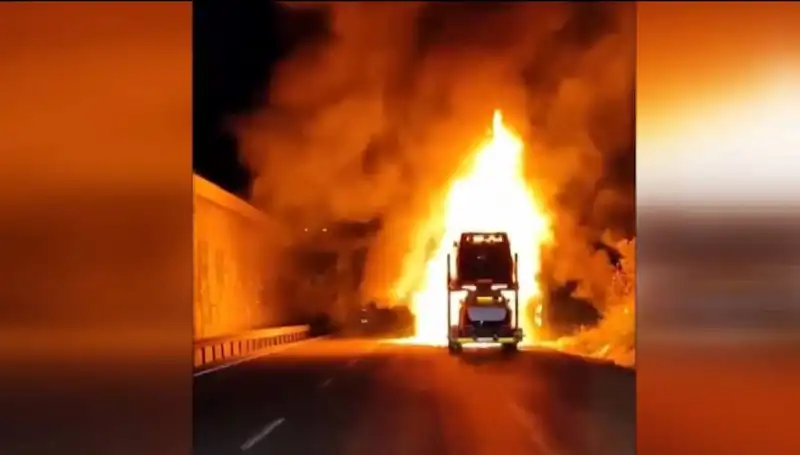 Otomobil Yüklü Tırda Çıkan Yangın Korkuttu: 8 Araç Kül Oldu