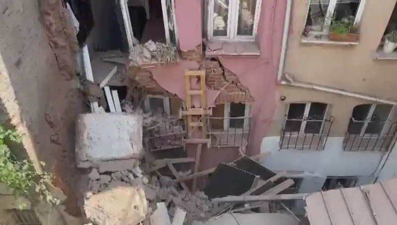 İstanbul'da Üç Katlı Binanın Balkonu Neden Çöktü? Sıcak Gelişmeler